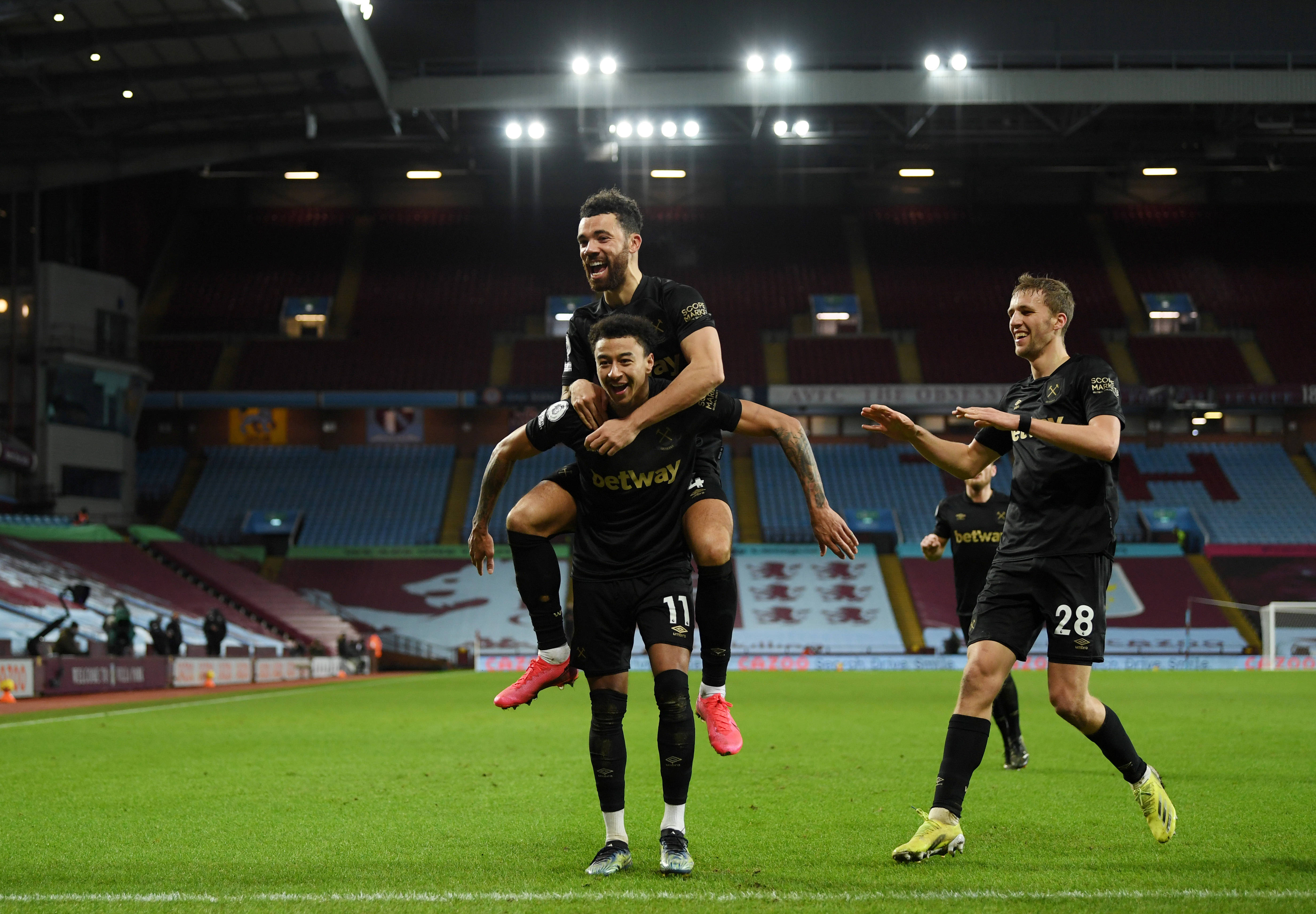 阿贾克斯客场4-2卡拉巴赫，格洛赫双响，多尔贝格、加埃建功（阿贾克斯客场4-2击退卡拉巴赫：格洛赫梅开二度，多尔贝格、加埃破门）