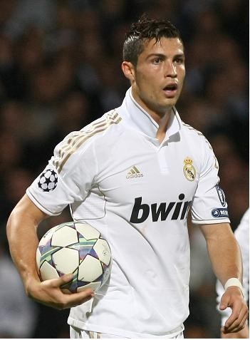 诺坎普新王？17岁的亚马尔和梅西谁更强？（诺坎普新王之争：17岁亚马尔能否比肩梅西？）