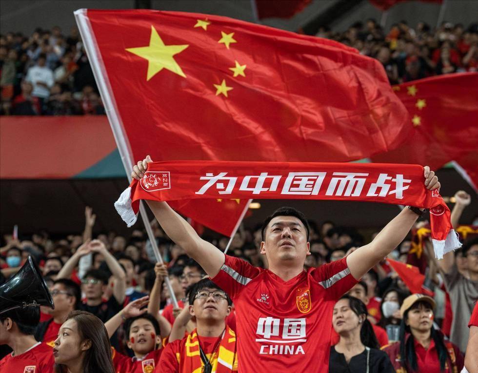 莱万：续约的事不急，就算现在有人联系我，我也不会给出答复（莱万：续约不着急，就算有人来谈也暂不答复）