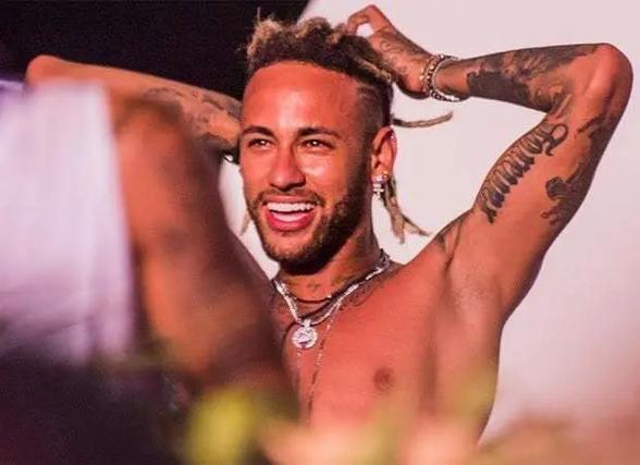 拜仁客战斯图加特：雅克松、金玟哉首发，乌尔比希出战（拜仁客场对阵斯图加特：雅克松、金玟哉先发，乌尔比希登场）