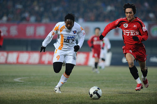 足球中超新赛季开幕在即，各队主场相继升级（中超新赛季将启幕，各队主场纷纷升级）