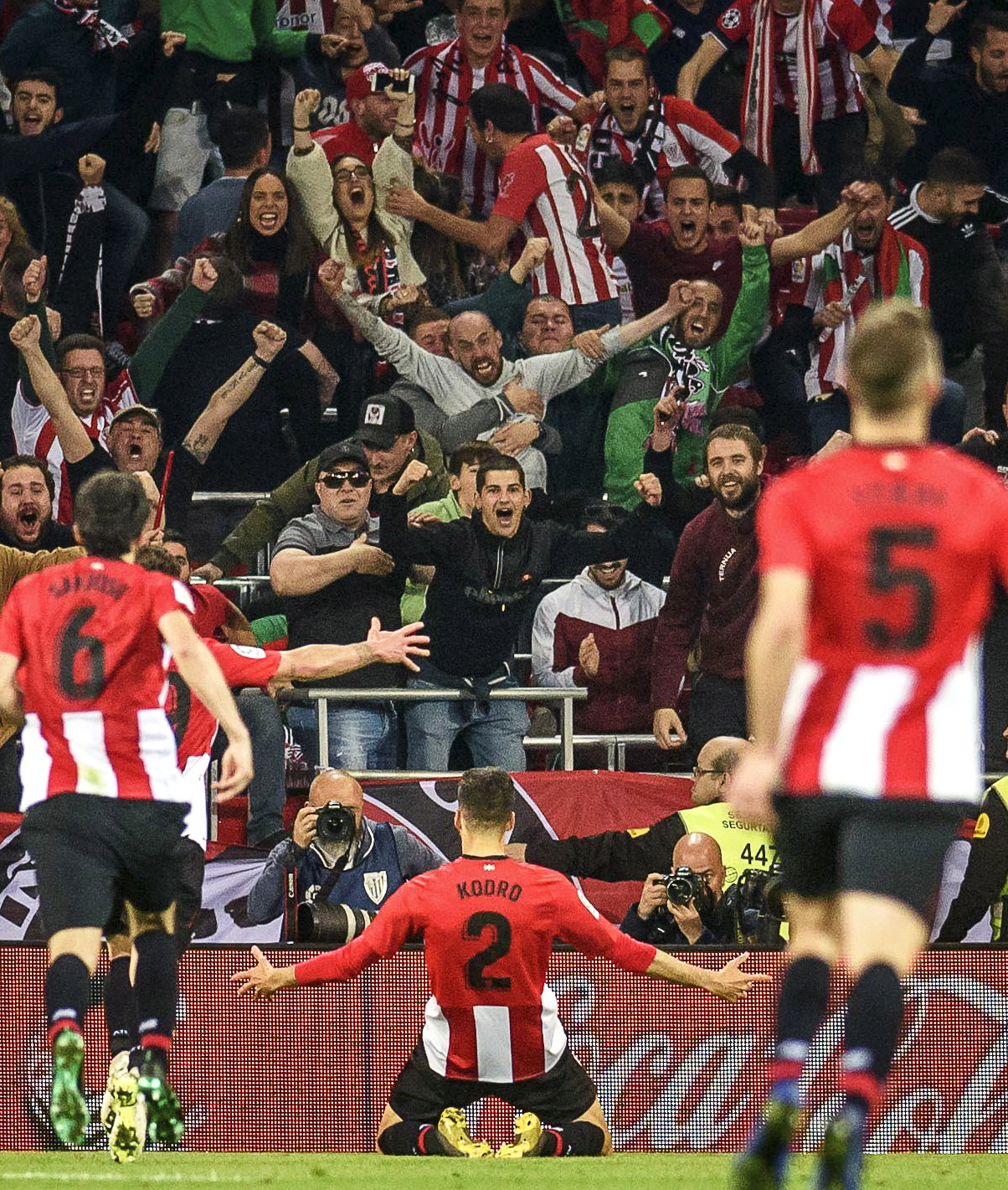 崛起！诺里斯打破了红牛和梅奔自10年起对世界冠军的垄断（诺里斯登顶，终结红牛与梅奔自2010年的冠军垄断）