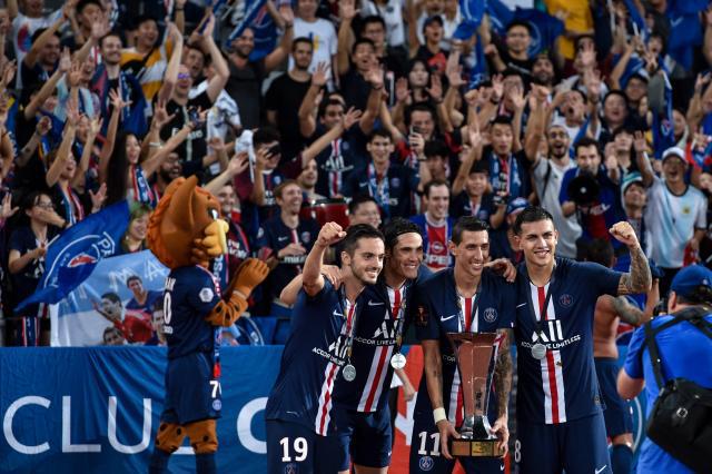 梦幻联动！T1四人组造访拜仁主场，领取印有自己名字的拜仁队服（梦幻合作！T1四将做客拜仁主场，获赠印有姓名的拜仁战袍）